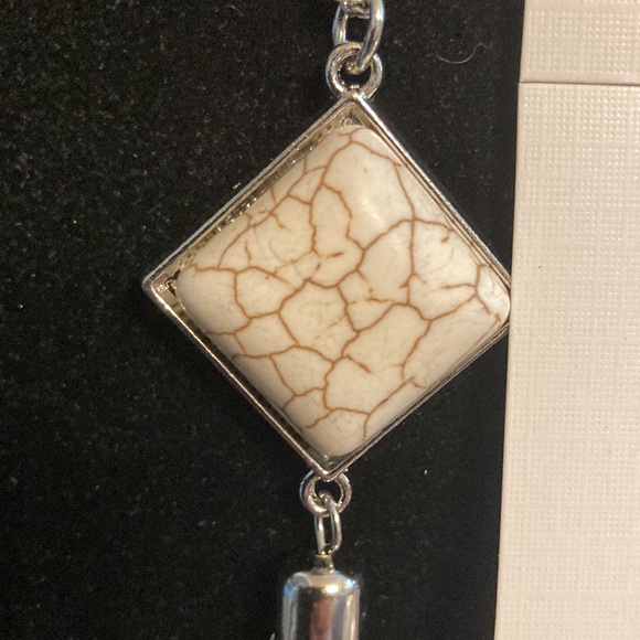 Toni genuine 20mm white howlite tassel necklace - Picture 4 of 5